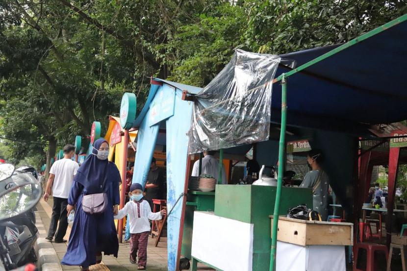 Sejumlah pengunjung tengah menikmati makanan di kawasan kuliner halal, aman dan sehat serta aman di Taman Valkenet, Kota Bandung, Senin (12/12/2022).