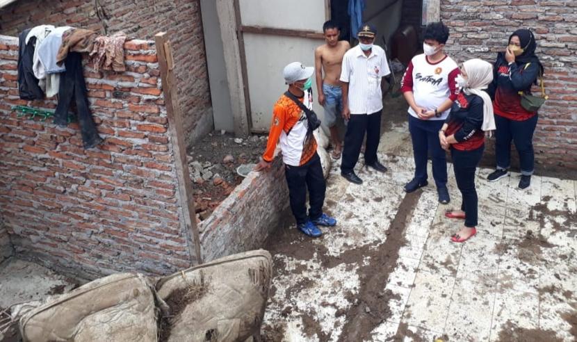 Sejumlah Pengurus Cabang (PC) Satria Kota Semarang, saat mengunjungi rumah warga terdampak tanah longsor di lingkungan Delikrejo, Kelurahan Tandang, Kecamatan Tembalang, Kota Semarang, Kamis (27/1).