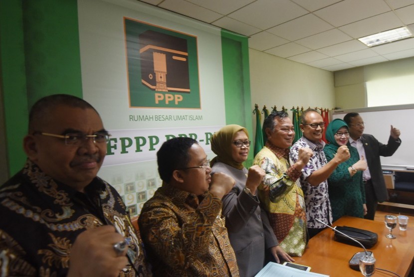 Sejumlah pengurus DPP PPP mengepalkan tangan usai memberikan keterangan kepada media mengenai kabar ditangkapnya politisi PPP Ivan Haz terkait kasus narkoba di Kompleks Parlemen Senayan, Jakarta, Selasa (23/2)