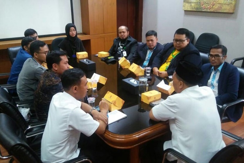 Sejumlah pengurus Forum Zakat Wilayah (Fozwil) Jabar saat bersilaturahim dengan Wali Kota Bandung Oded M Danial, belum lama ini.