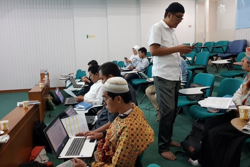 Sejumlah pengurus masjid mengikuti acara 'Pelatihan Akuntansi Masjid secara Online' di Masjid Pusdai, Bandung, Jawa Barat, Sabtu (21/4).
