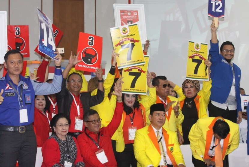 Sejumlah pengurus partai politik menghadiri pengundian nomor urut partai politik peserta pemilu 2019 di Gedung KPU, Jakarta, Ahad (18/2). 