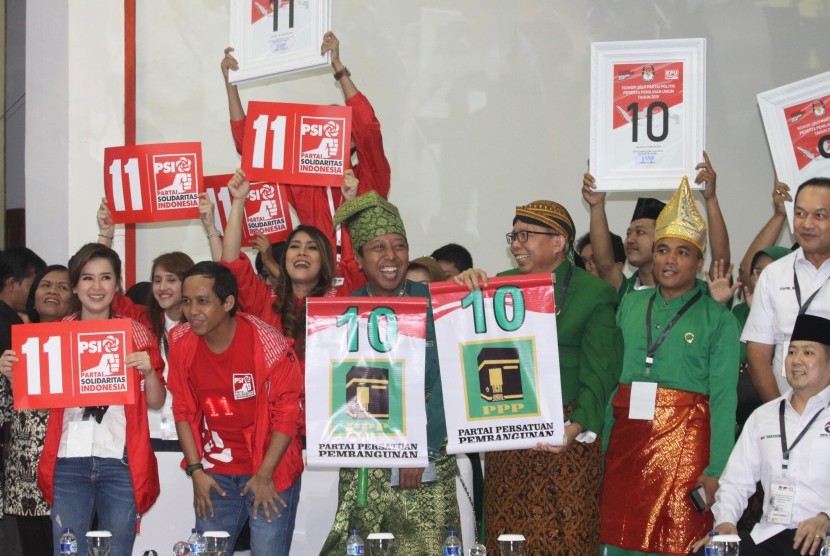 Sejumlah pengurus partai politik menghadiri pengundian nomor urut partai politik peserta pemilu 2019 di Gedung KPU, Jakarta, Ahad (18/2). 