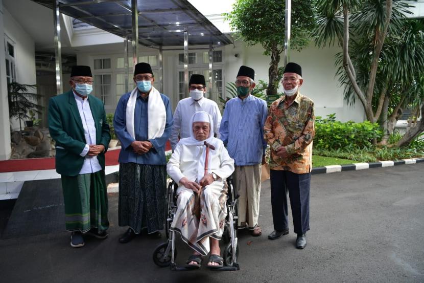 Sejumlah Pengurus PBNU dari berbagai daerah menemui Wakil Presiden Maruf Amin di rumah dinas Wapres, Jakarta, Rabu (24/11).