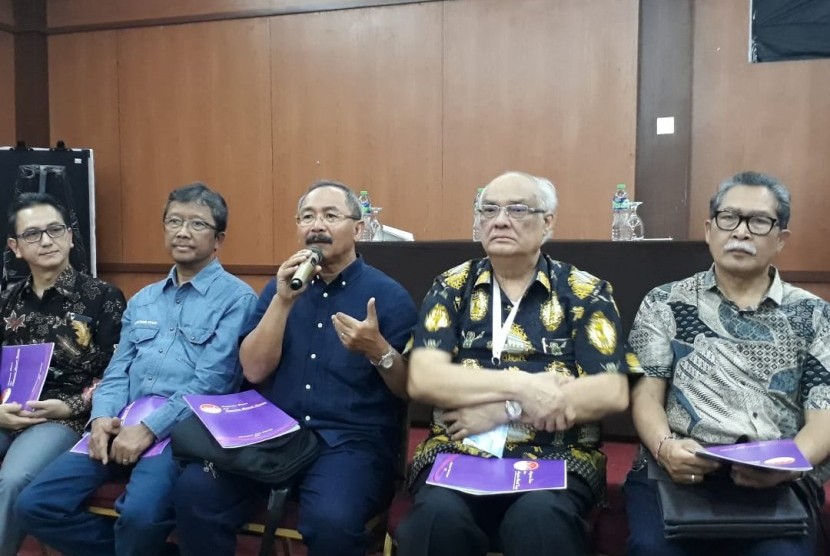 Sejumlah pengurus Perkumpulan Endokrinologi Indonesia memaparkan akan menggelar seminar untuk meningkatkan pengetahuan tenaga medis atas kasus tiroid. 
