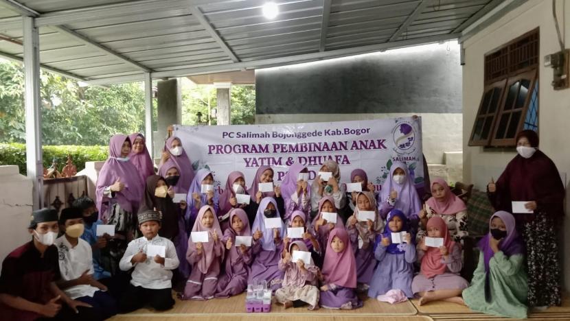 Sejumlah pengurus yang tergabung dalam Program Pembinaan Anak Yatim dan Dhuafa (P2AYD) departemen dakwah PC Salimah Bojonggede, Kabupaten Bogor mengajak anak yatim dan dhuafa yang hadir untuk semangat dalam mengaji dan mengkaji Alquran