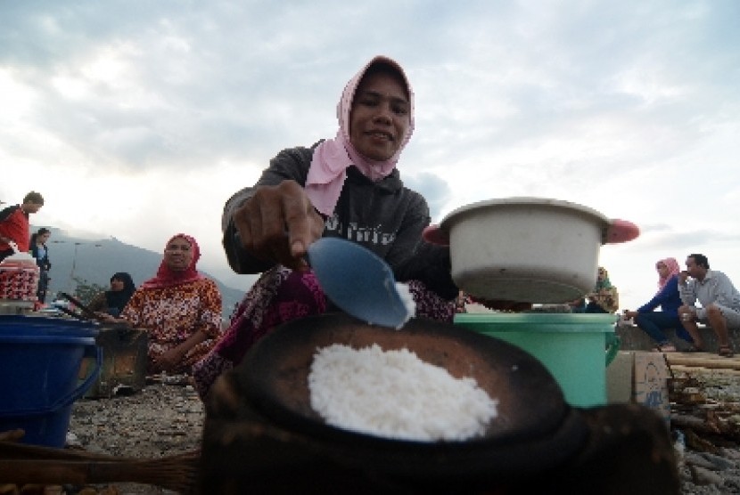 Sejumlah penjaja menyiapkan 