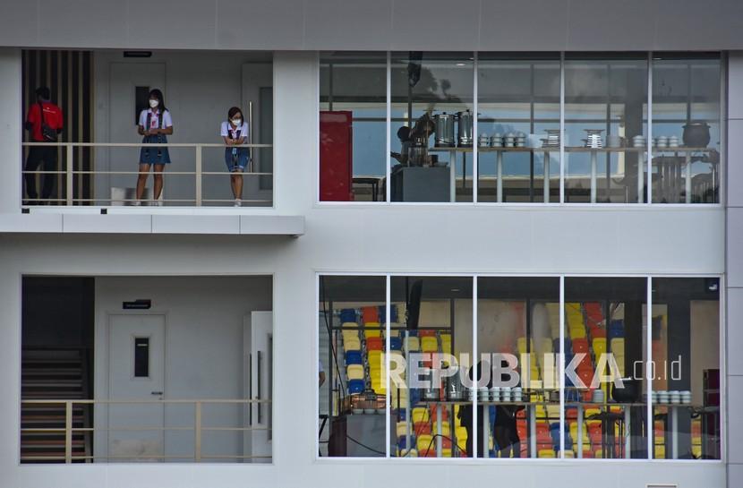 Sejumlah penonton berada di VIP Deluxe Class untuk menonton MotoGP 2022 di Pertamina Mandalika International Street Circuit di KEK Mandalika, Desa Kuta, Kecamatan Pujut, Praya, Lombok Tengah, NTB, Jumat (18/3/2022). Ribuan penonton mulai berdatangan dari Lombok dan berbagai daerah di Indonesia guna menyaksikan balapan MotoGP seri kedua di Sirkuit Mandalika.