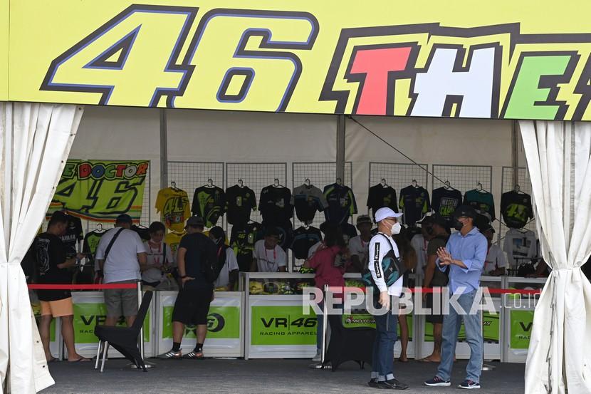 Sejumlah penonton membeli pernak-pernik berupa kaos dan topi VR46 yang merupakan merek apparel milik legenda MotoGP Valentino Rossi di Pertamina Mandalika International Street Circuit. 