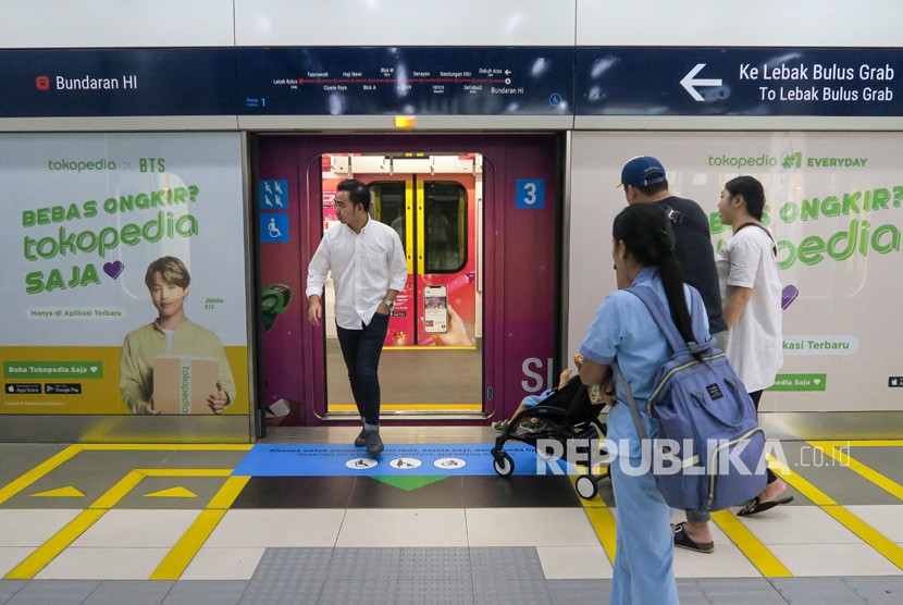 Sejumlah penumpang antre memasuki kereta Mass Rapid Transit (MRT) di Stasiun Dukuh Atas, Jakarta, Jumat (6/12/2019).