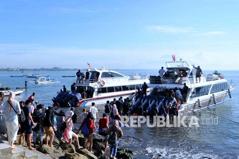 Sejumlah penumpang antre menaiki kapal. Pemerintah Provinsi Bali akan memperketat pengawasan untuk pemeriksaan dokumen perjalanan di pintu-pintu masuk dan keluar Pulau Dewata. 