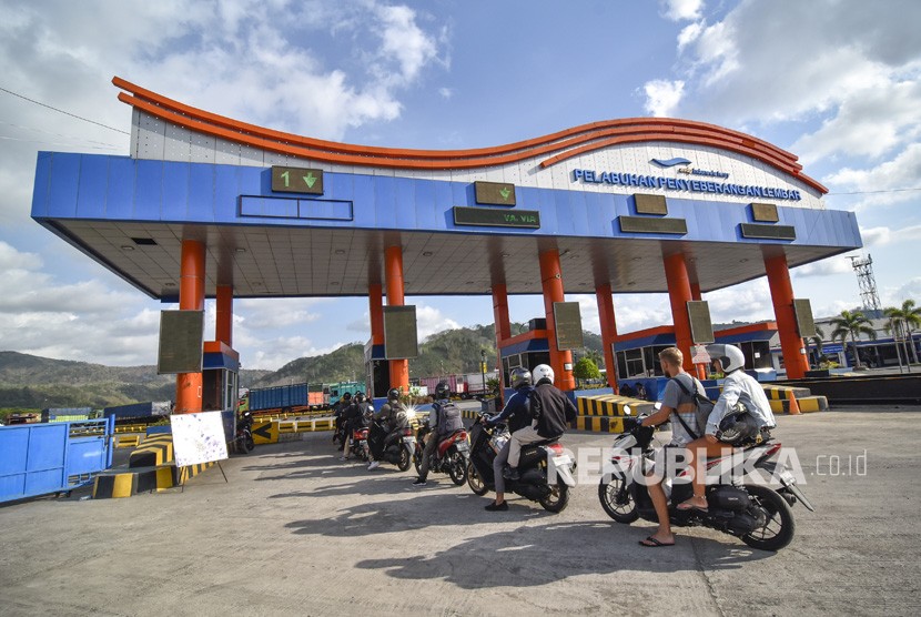 Sejumlah penumpang antre saat memasuki pintu gerbang Pelabuhan Penyeberangan Lembar di Kecamatan Lembar, Lombok Barat, NTB.