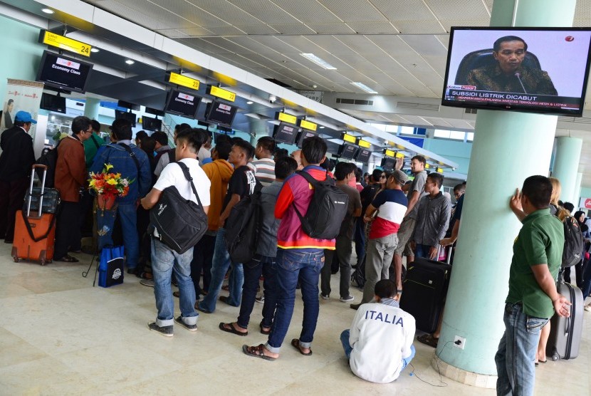 Sejumlah penumpang antri untuk mengembalikan tiket di terminal keberangkatan Bandara Internasional Lombok (BIL) di Praya, NTB, Kamis (5/11).