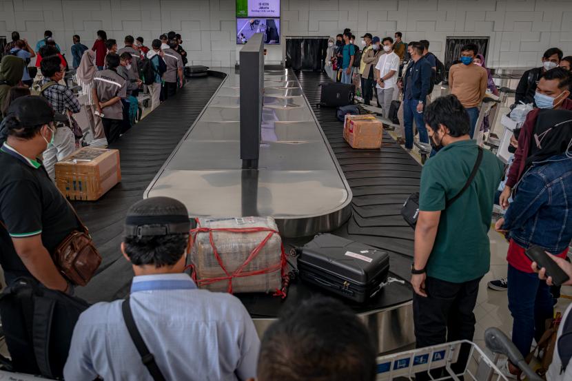 Sejumlah penumpang asal penerbangan Jakarta antre untuk mengambil barang bagasi di Bandara Internasional Jenderal Ahmad Yani Semarang, Jawa Tengah, Selasa (26/4/2022).