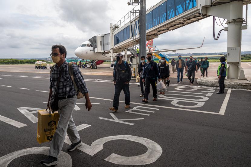Sejumlah penumpang asal penerbangan Jakarta berjalan di area landasan parkir pesawat seusai tiba di Bandara Internasional Jenderal Ahmad Yani Semarang, Jawa Tengah, Selasa (26/4/2022).