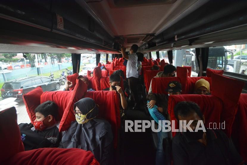 Sejumlah penumpang berada di dalam bus jurusan Jakarta- Bogor - Bandung, di terminal NPM Padang, Sumatera Barat, Selasa (4/5/2021). PT Naiklah Perusahaan Minang (NPM) memastikan armadanya sampai di tujuan sebelum tgl 6 Mei 2021 sesuai dengan pemberlakuan larangan mudik yang ditetapkan pemerintah.