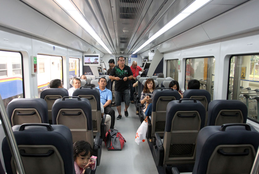  Sejumlah penumpang berada di dalam gerbong kereta bandara di Stasiun Kereta Api Besar, Medan, Deli Serdang, Sumut, Jumat (31/10). (Antara/Irsan Mulyadi)