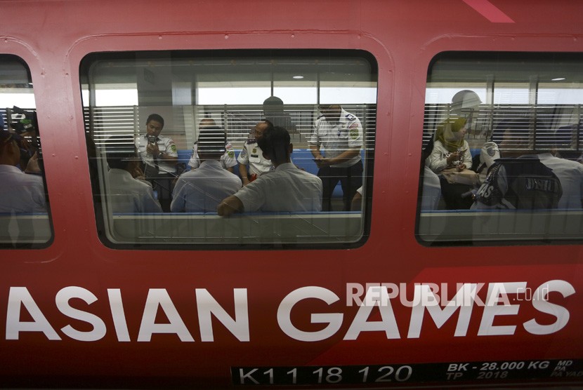 Sejumlah penumpang berada di dalam gerbong Light Rail Transit (LRT) Palembang di Stasiun Dekranasda Jakabaring (DJKA), Palembang, Sumatra Selatan, Senin (23/7). 