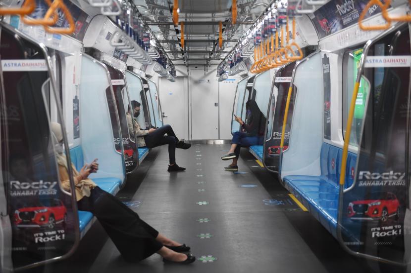 Sejumlah penumpang berada di dalam gerbong MRT di Jakarta, Sabtu (31/7). Jumlah penumpang PT MRT Jakarta (Perseroda) mengalami kenaikan 142 persen selama penyesuaian aturan dalam Pemberlakuan Pembatasan Kegiatan Masyarakat (PPKM) PKM Level 3 pada 12-29 Agustus 2021.