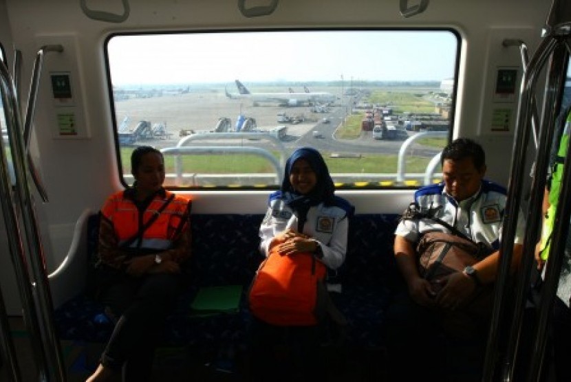 Sejumlah penumpang berada di dalam gerbong skytrain saat uji coba mengangkut penumpang di Terminal 3 Bandara Soekarno Hatta, Tangerang, Banten, Jumat (15/9). Kereta layang tanpa awak ini akan resmi beroperasi pada Ahad (17/9), dan untuk sementara akan melayani penumpang dari Terminal 2 menuju Terminal 3 dan sebaliknya. 