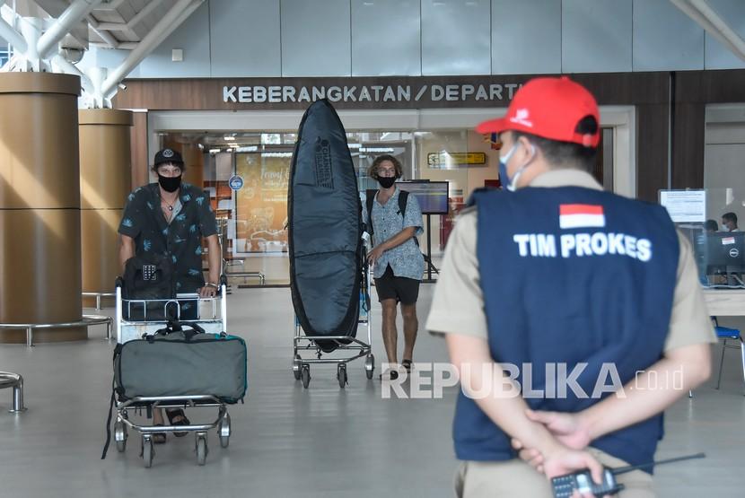 Sejumlah penumpang berada di terminal keberangkatan Bandara Internasional Lombok (BIL) di Praya, Lombok Tengah, NTB. Bandara Lombok kembali buka layanan vaksinasi Covid-19 usai terbit SE Kemenhub No 36. Ilustrasi.