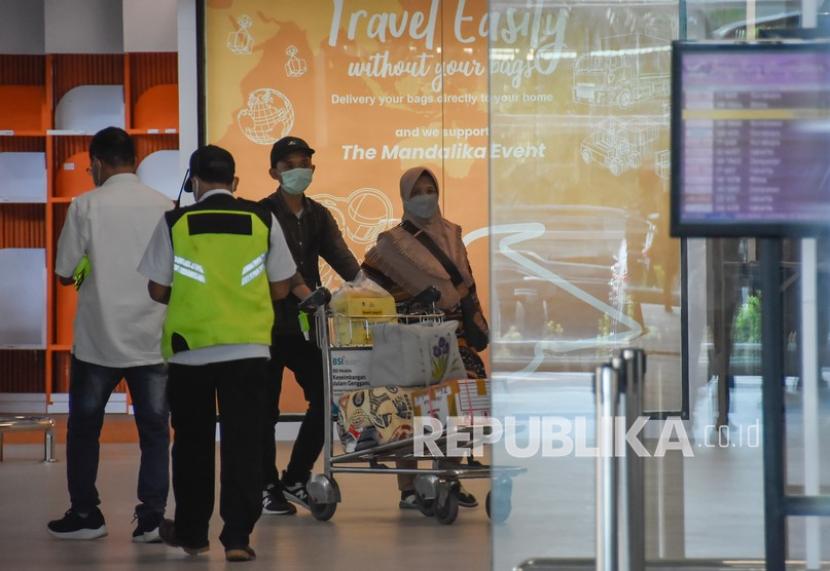 Sejumlah penumpang berada di terminal keberangkatan Bandara Internasional Lombok (BIL) di Praya, Lombok Tengah, NTB, Senin (7/2/2022). Bandara Lombok Tetap Buka Layanan PCR Meski Syarat Dilonggarkan