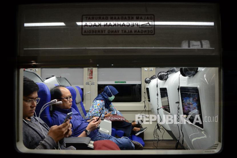 Sejumlah penumpang berada didalam rangkain Kereta Argo Lawu relasi Stasiun Gambir-Solo Balapan.
