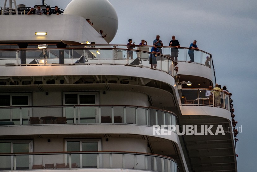 Sejumlah penumpang beraktivitas di atas kapal pesiar Viking Sun berbendera Norwegia yang mengangkut sekitar 1.200 penumpang beserta kru saat bersandar di Pelabuhan Tanjung Emas Semarang, Jawa Tengah, Kamis (5/3/2020).