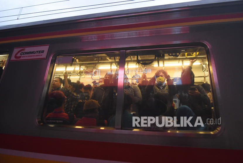Sejumlah penumpang berdesakan saat menaiki KRL Commuterline dari Jakarta menuju Bogor saat melintas di kawasan Jakarta Selatan, Kamis (12/3/2020).