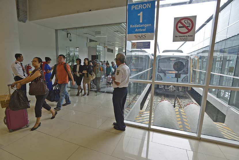  Sejumlah penumpang berjalan keluar dari kereta api di Stasiun Kereta Api Bandara Internasional Kualanamu, Kabupaten Deli Serdang, Sumut, Kamis (27/3).