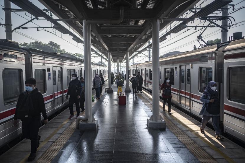 Sejumlah penumpang berjalan menuju pintu keluar stasiun commuter line di Jakarta.