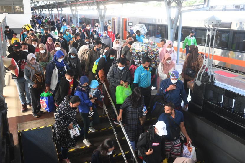 Sejumlah penumpang berjalan setibanya di Stasiun Pasar Senen, Jakarta Pusat, Kamis (5/5/2022). 