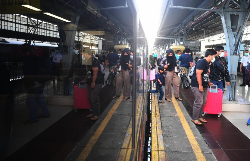 Sejumlah penumpang berjalan setibanya di Stasiun Pasar Senen, Jakarta, Kamis (5/5/2022).