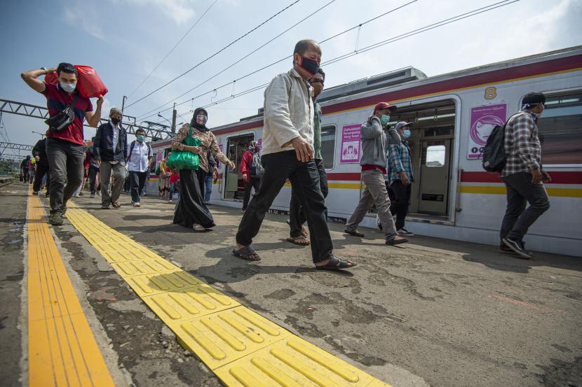 [Ilustrasi] Sejumlah penumpang berjalan usai turun dari rangkaian kereta rel listrik (KRL) Commuterline.