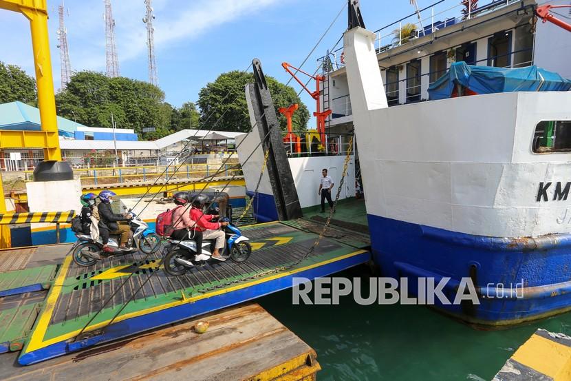 Sejumlah penumpang bersepeda motor masuk ke kapal (ilustrasi). Sebanyak tiga lintasan baru Angkutan, Sungai, Danau, dan Penyeberangan (ASDP) Cabang Baubau di Kabupaten Wakatobi, Sulawesi Tenggara, segera dibuka.