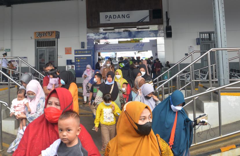 Sejumlah penumpang bersiap menaiki Kereta Api Sibinuang di Stasiun Simpang Haru, Padang, Sumatera Barat. 