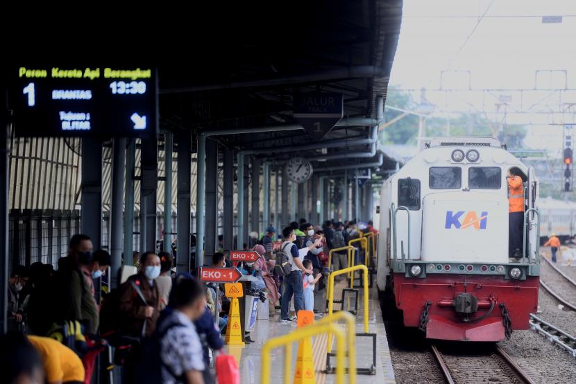 Sejumlah penumpang bersiap menaiki kereta di Stasiun Pasar Senen, Jakarta Pusat (ilustrasi).