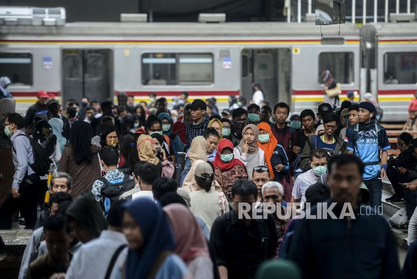 Sejumlah penumpang bersiap menaiki KRL di Stasiun Manggarai, Jakarta, Kamis (12/3).( Republika/Putra M. Akbar )