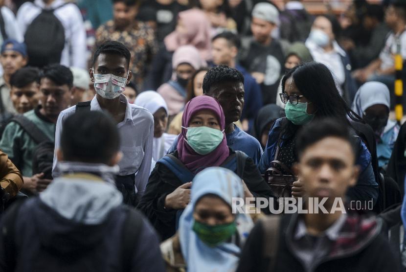 Sejumlah penumpang bersiap menaiki KRL di Stasiun Manggarai, Jakarta, Kamis (12/3).( Republika/Putra M. Akbar )