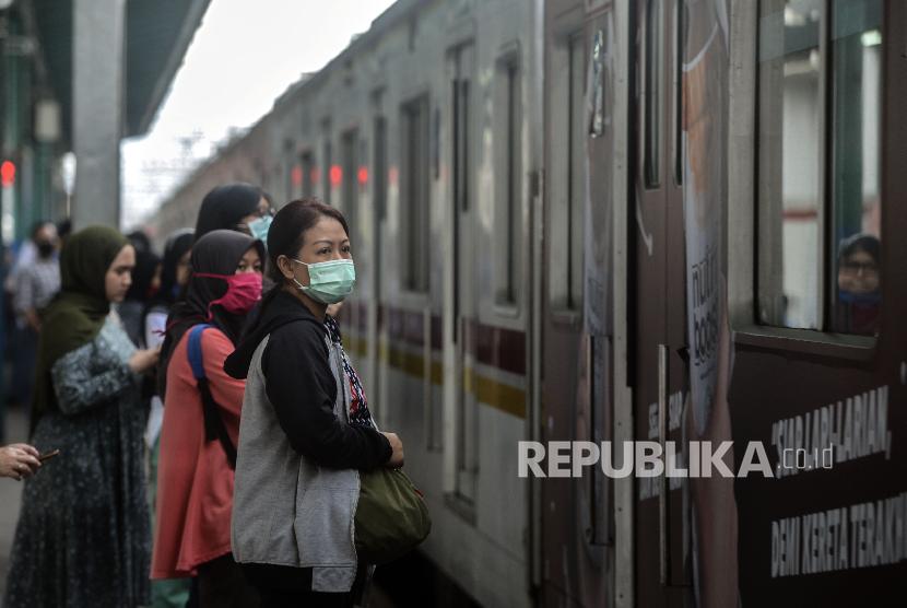 Sejumlah penumpang bersiap menaiki KRL di Stasiun Manggarai, Jakarta, Kamis (12/3). 