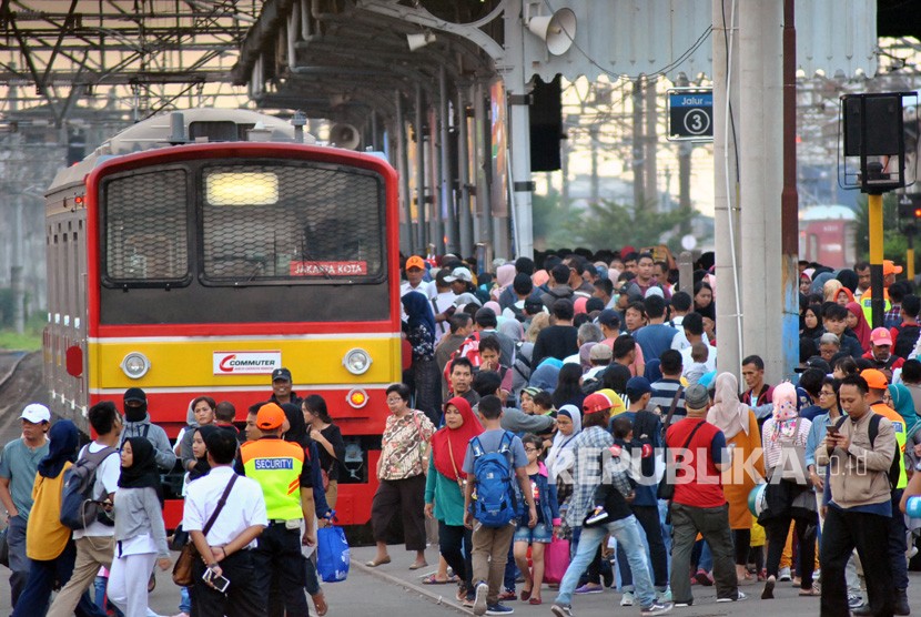 Sejumlah penumpang bersiap naik dan turun dari KRL Commuter Line. ilustrasu