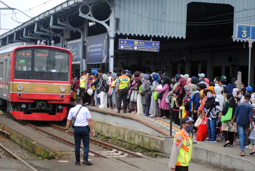 Sejumlah penumpang bersiap naik KRL Commuter Line di Stasiun Bogor, Jawa Barat.