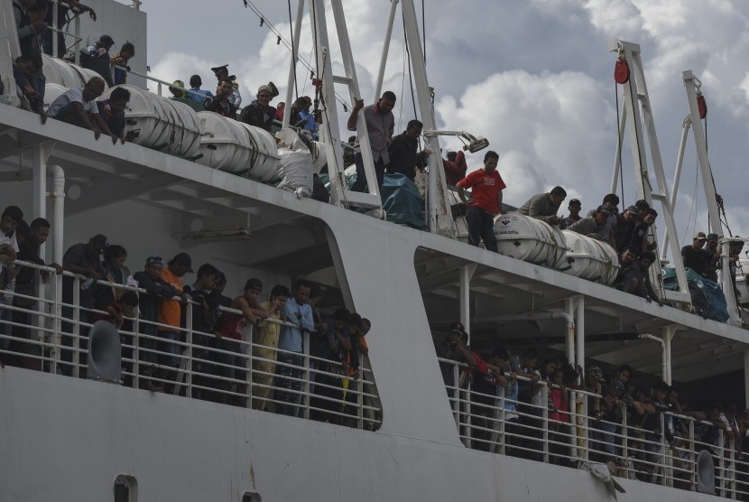 Sejumlah penumpang bersiap-siap menuruni kapal Pelni Gunung Dempo ketika berlabuh di Gapura Surya Nusantara Pelabuhan Tanjung Perak, Surabaya, Jawa Timur, Rabu (29/6). (Antara/Zabur Karuru)