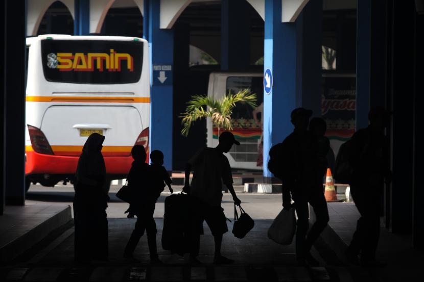 Sejumlah penumpang bus berjalan di area Terminal Tirtonadi, Solo, Jawa Tengah.