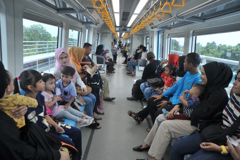 Sejumlah penumpang bercengkerama di atas Light Rail Transit (LRT) atau kereta api ringan Palembang.