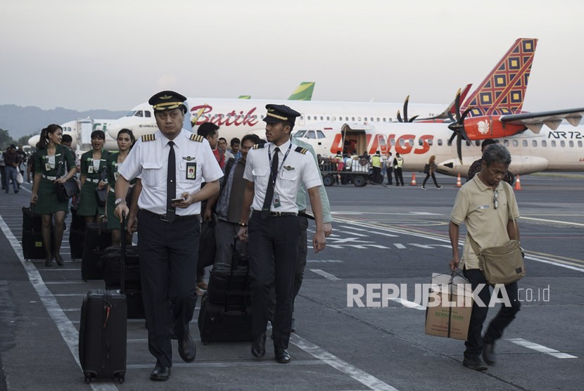 Sejumlah penumpang dan awak pesawat tiba di bandara Adisutjipto, Sleman, DI Yogyakarta, Jumat (11/5).