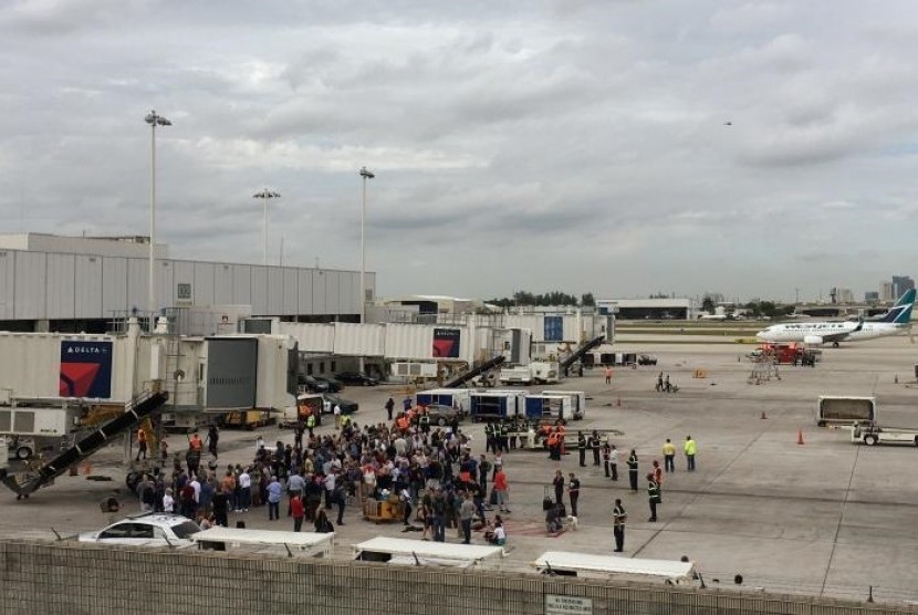 Sejumlah penumpang dievakuasi pascainsiden penembakan di Bandara Internasional Fort Lauderdale Hollywood, Florida, Amerika Serikat (AS) pada Jumat (6/1).