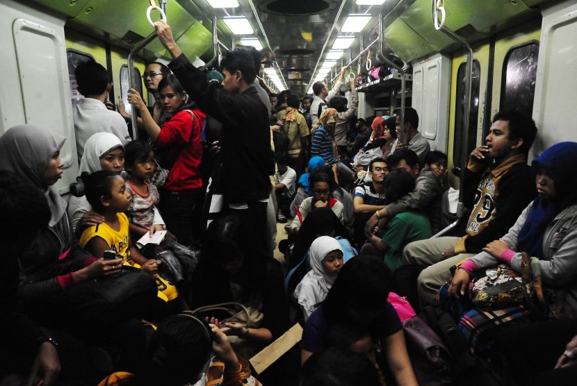 Sejumlah penumpang duduk di dalam gerbong kereta Prambanan Ekspress (Prameks) jurusan Yogyakarta-Solo.