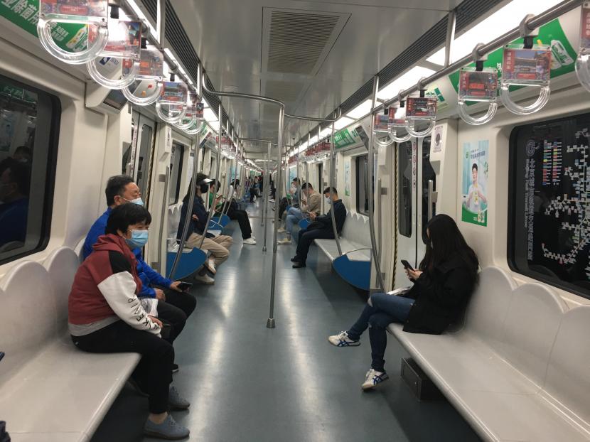 Sejumlah penumpang duduk di dalam kereta api bawah tanah (subway) line 10 saat pemberlakuan penguncian wilayah (lockdown) parsial di Kota Beijing, China, Ahad (1/5/2022). Penguncian wilayah (lockdown) secara parsial diberlakukan menyusul munculnya 259 kasus positif baru COVID-19 sejak 22 April lalu, bersamaan dengan musim liburan Hari Buruh pada 1-4 Mei 2022. 
