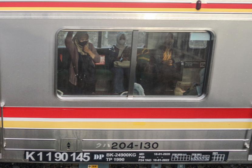 Sejumlah penumpang duduk di dalam rangkaian Kereta Rel Listrik (KRL) Commutter di kawasan Cilebut, Kabupaten Bogor, Jawa Barat, Senin (14/2/2022). KAI Commuter mencatat jumlah penumpang pada Senin (14/2) pagi ini mencapai 114.694 orang atau menurun jika dibandingkan dengan pekan sebelumnya yang mencapai 116.705 orang selama pemberlakuan PPKM Level 3. 